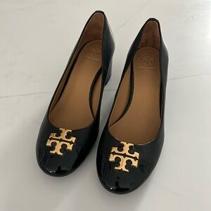 NWOT Tory Burch Black Leather Gold Logo Block Heel Round Toe